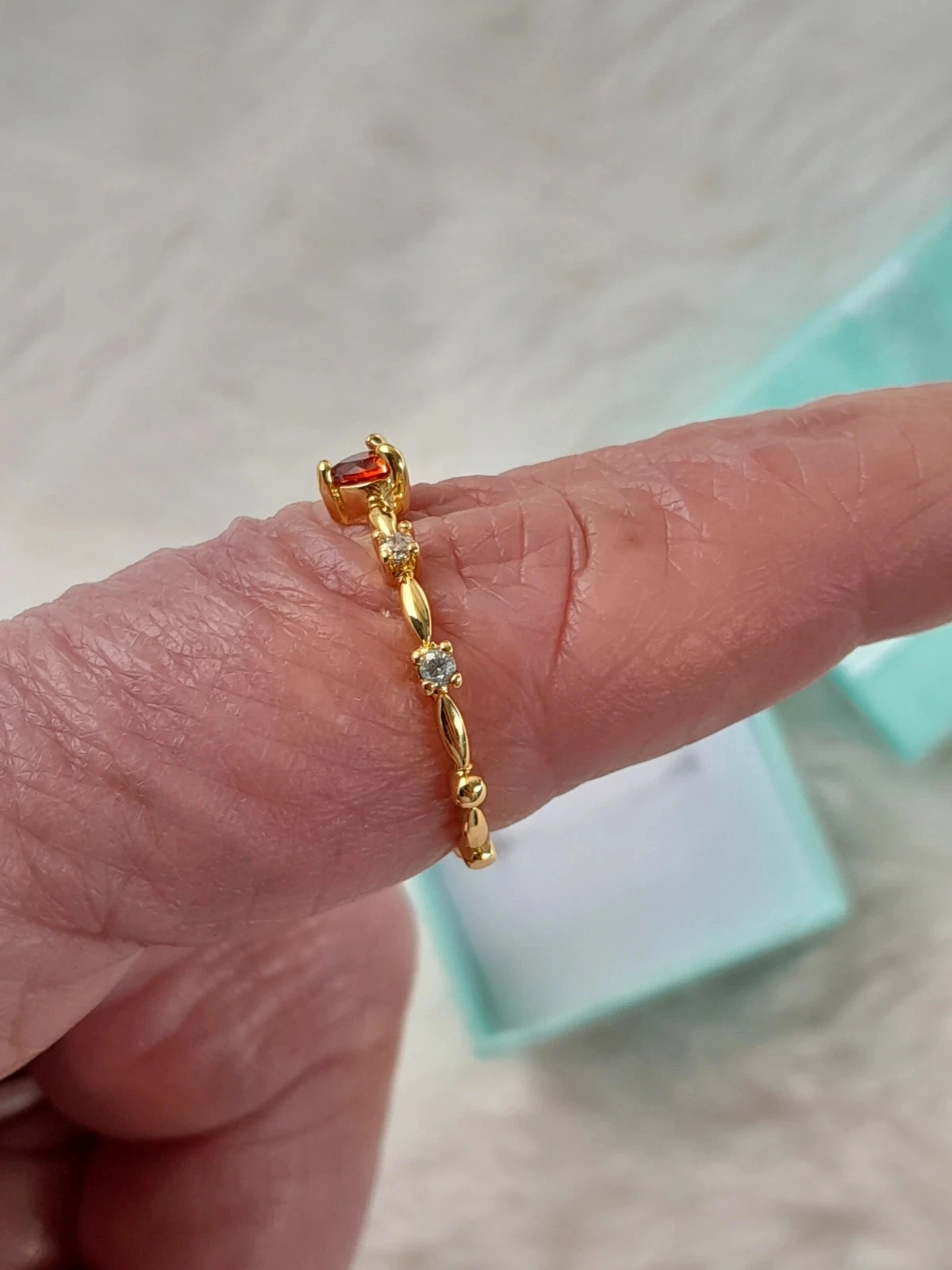 Anillo fino con corazón rojo y piedras, dorado, talla 60 – photo 6